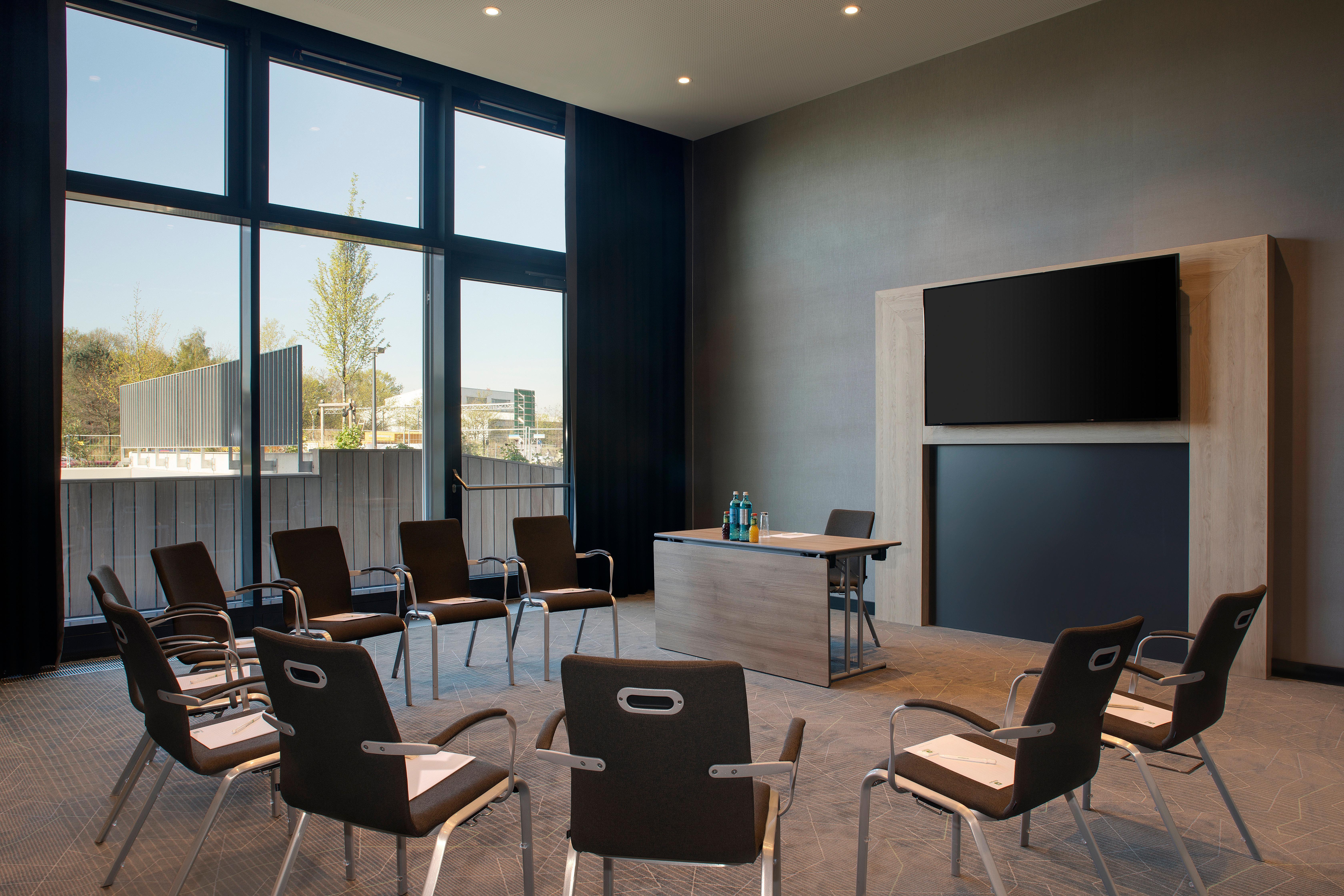 Hotel Frankfurt Airport By Ihg 4*