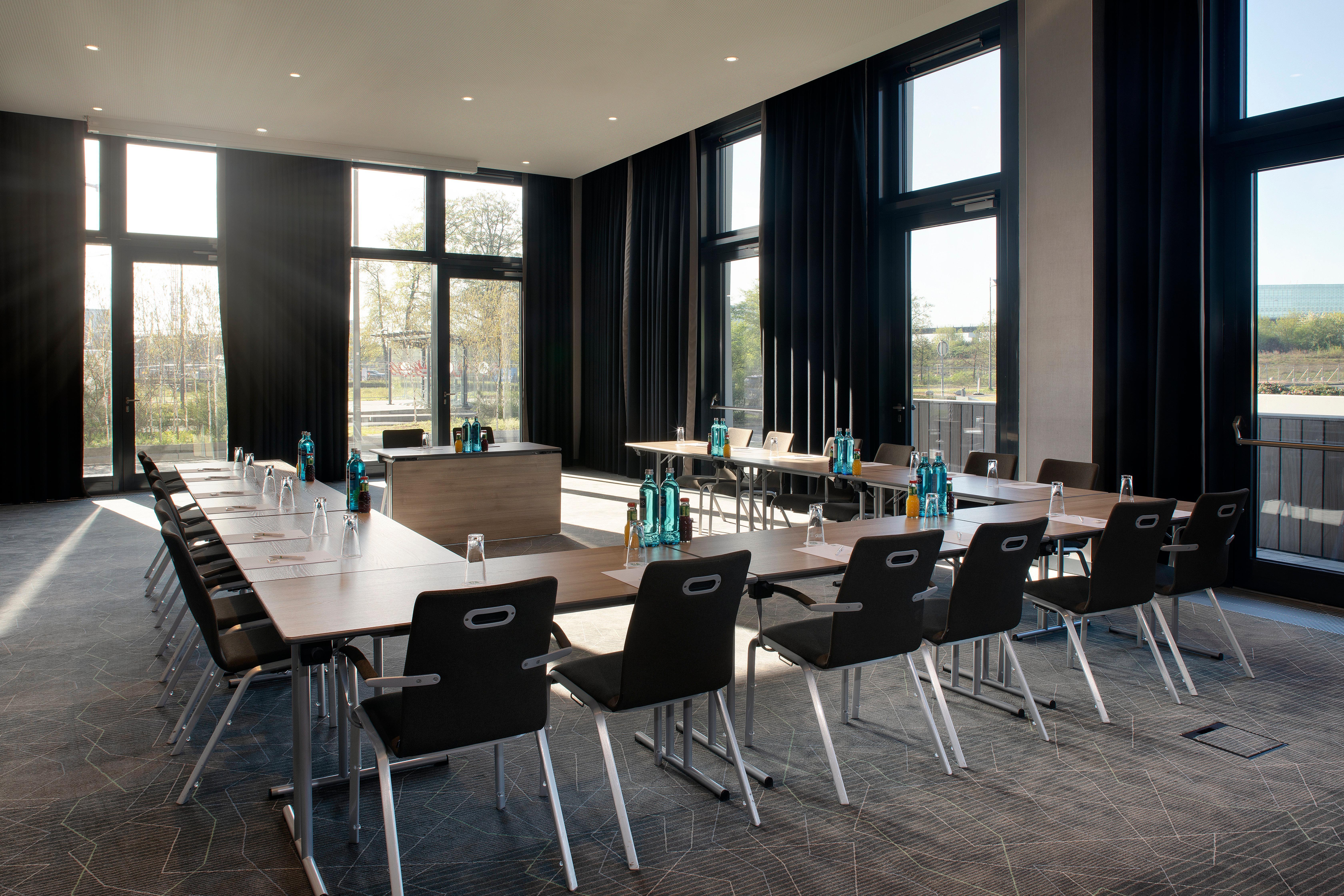 Hotel Frankfurt Airport By Ihg 4*